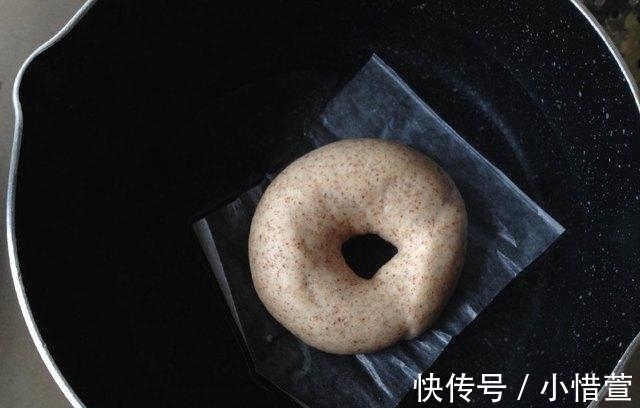 烤盘|教你做款少油少糖的面包,外形可爱像甜甜圈,主要是更健康