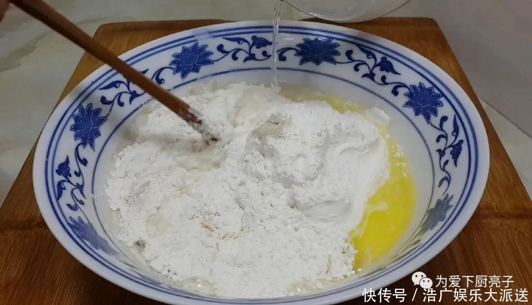 鸡蛋|土豆别再炒着吃了,撒1把葱花,比鸡蛋饼还香,出锅孩子都抢着吃