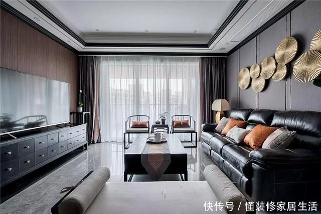 客厅|128㎡新中式装修,客厅搭配黑色皮沙发,既时尚又上档次