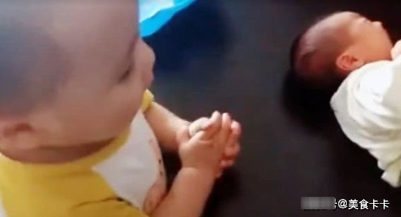 可爱|弟弟大哭，一岁四个月的哥哥好着急，束手无策的样子太可爱了