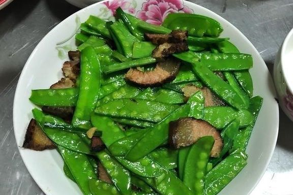 七夕外婆家聚餐，舅妈做了满满2桌菜，网友：还是农村好，真不错