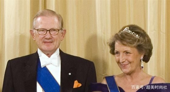 荷兰王室的这件珠宝太值了！皇冠拆成耳环用，祖母绿能换成钻石戴