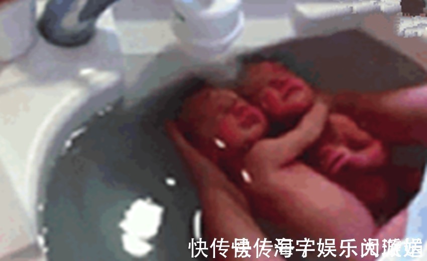 双胞胎|龙凤胎洗澡时，哥哥紧紧地抱着妹妹，这种与生俱来的保护，太有爱