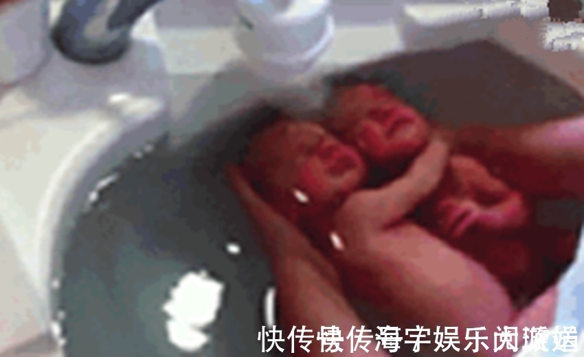 双胞胎|龙凤胎洗澡时,哥哥紧紧地抱着妹妹,这种与生俱来的保护,太有爱
