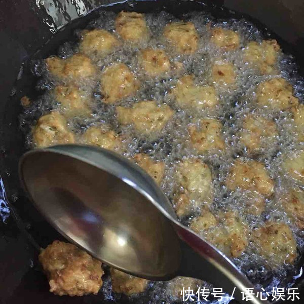 40年大厨炸丸子的秘诀:掌握这个技巧,包你炸出圆润香酥的丸子