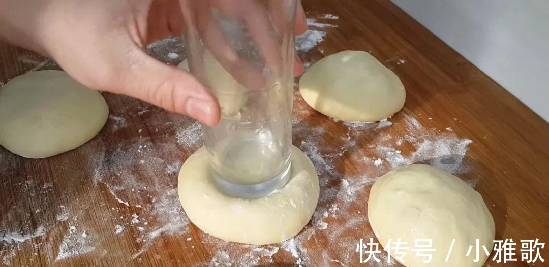 面粉|面粉还能这样做, 不用一滴水, 比面包火烧都好吃, 老婆3个不够吃
