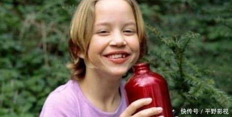 保温杯里不能装4种“水”,有害物质都会被释放,家长别再坑娃