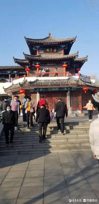 章丘百脉泉公园，游人如织泉水欢