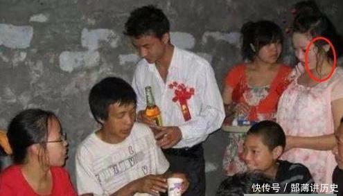 全网“最穷”婚礼?新娘穿睡衣结婚,看到她的头发再次相信爱情!