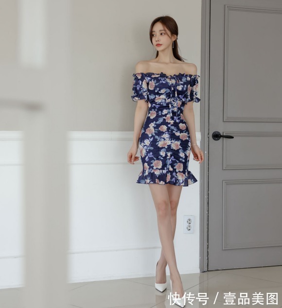 时尚搭配|女神孙允珠的时尚搭配：菖蒲青蓝琉璃水韵碎花鱼尾裙