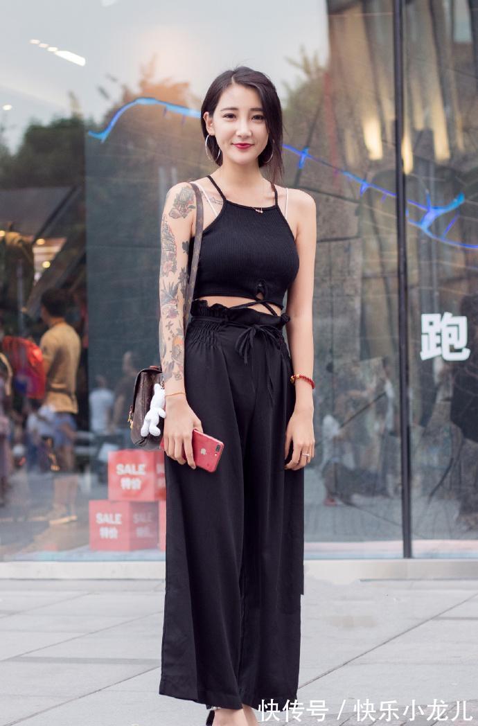 短发 小姐姐穿黑色套装搭配自己发型,网友:短发真好看!