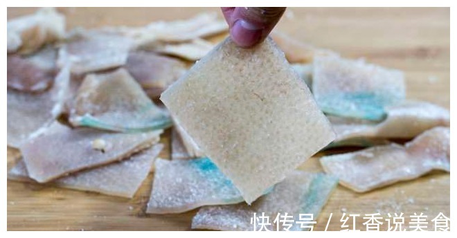 猪皮的这个新奇做法,第一次做,确实比猪皮冻好吃,Q弹有嚼劲儿