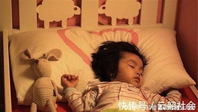 张女士|孩子爱用这3种“睡姿”睡觉，暗示未来的性格，家长可要长点心了