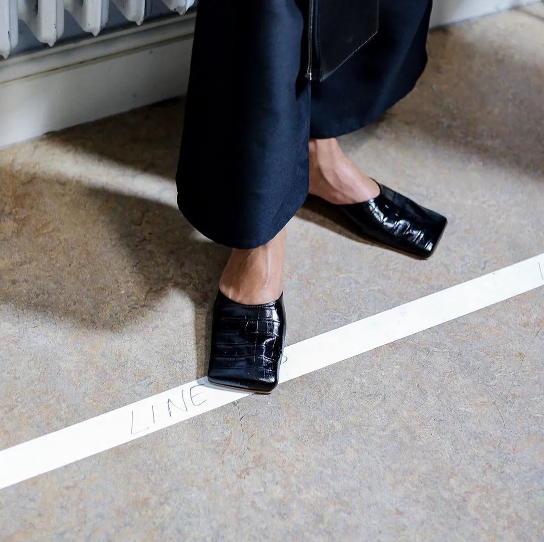 时髦|这个秋冬,让鞋子时髦起来的秘诀竟然是“变方”