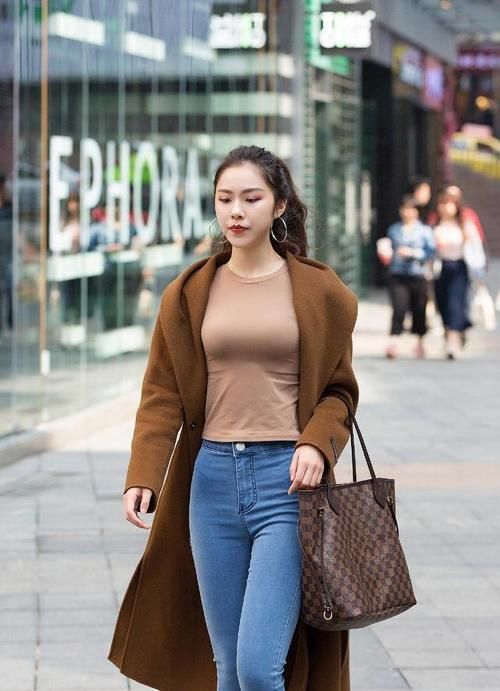 打底衫 小姐姐内穿咖色打底衫，配修身牛仔裤，释放出最美的自己