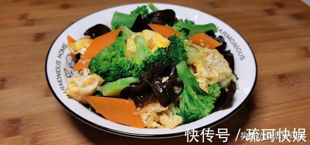 做法|西兰花百吃不厌的做法，不炒不炖，一焯一拌，比肉菜还受欢迎