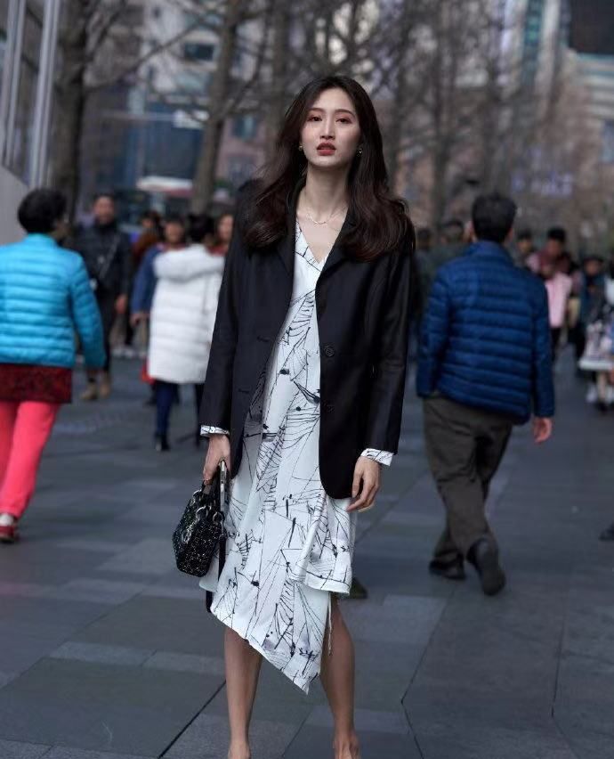 针织连衣裙 小姐姐浅灰色的中高领无袖针织连衣裙,看上去很有气质