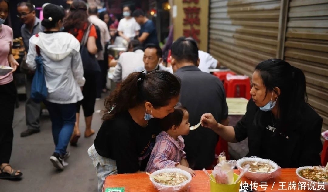 一对古稀老人守着一个小吃摊子,养活四代人,还留住了一条街