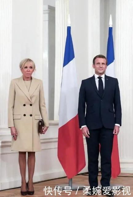 布丽吉特换新发型好年轻！手挽老公气质高贵，穿风衣露小腿美翻了