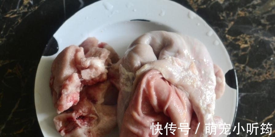 洗猪肚别再用食盐和面粉了,用它洗,又快又干净
