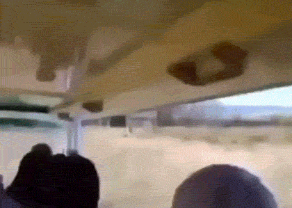 |搞笑笑话,动图:一拳一个歹徒,轻轻松松