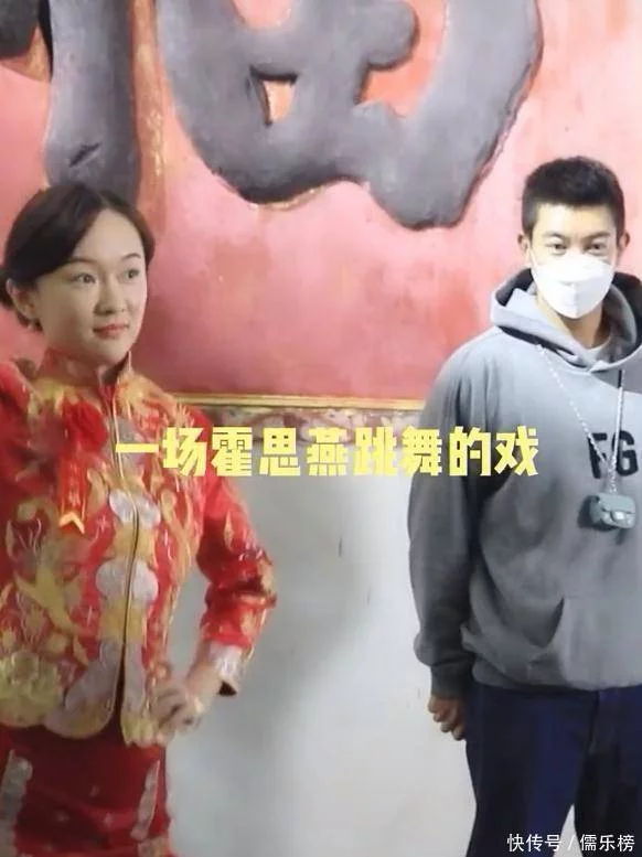 霍思燕餐厅被偶遇,穿短裙脚踩恨天高秀出细直美腿,被赞又瘦又白插图4 霍思燕餐厅被偶遇,穿短裙脚踩恨天高秀出细直美腿,被赞又瘦又白插图4