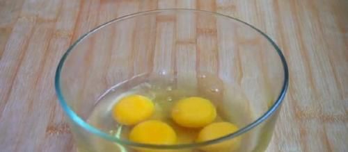 4个鸡蛋，1把豆角，锅里一倒，10分钟解决全家早餐，营养又美味！