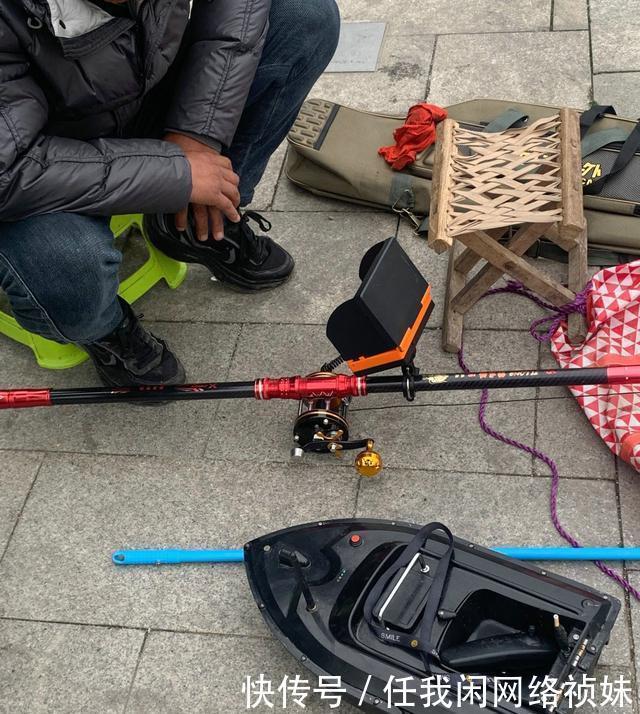天津河道边,有人用“高科技”频频钓大鱼,当街售卖150一条