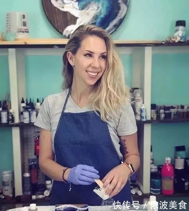 夏威夷&从没学过美术的她,用简单粗暴技法画画,让她成为了百万富豪