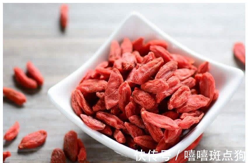 营养师|枸杞干嚼好还是泡水好?枸杞什么时候吃效果最佳?营养师告诉你