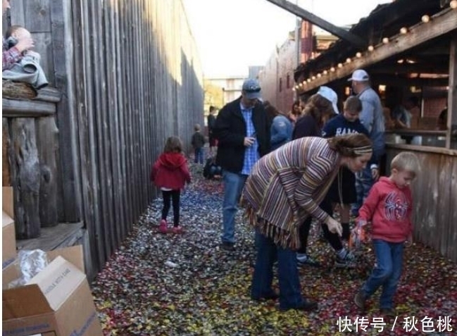 坚持40年往小巷扔瓶盖,50米小巷已成著名景点,引无数人拍照