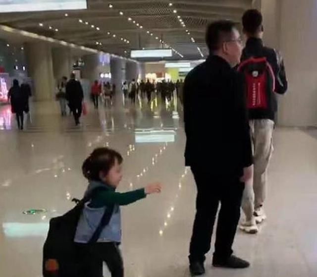 为防娃乱跑,坏爸爸“放大招”整蛊女儿,网友笑翻跑丢还搭个包