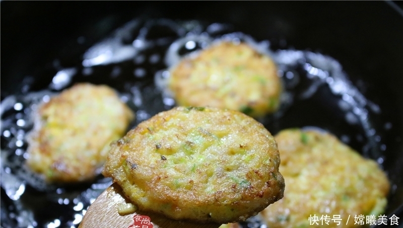 两个鸡蛋加两勺粗粮,搅一搅,煎一煎,点心快速做好,营养又健康