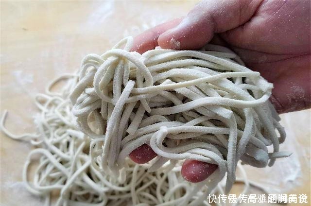 做手擀面时,别再加水了!换成它,面条更筋道更有营养,还不粘连