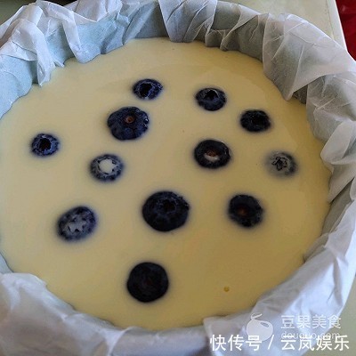 无需打发就能做出媲美芝士蛋糕的爆浆蓝莓酸奶蛋糕