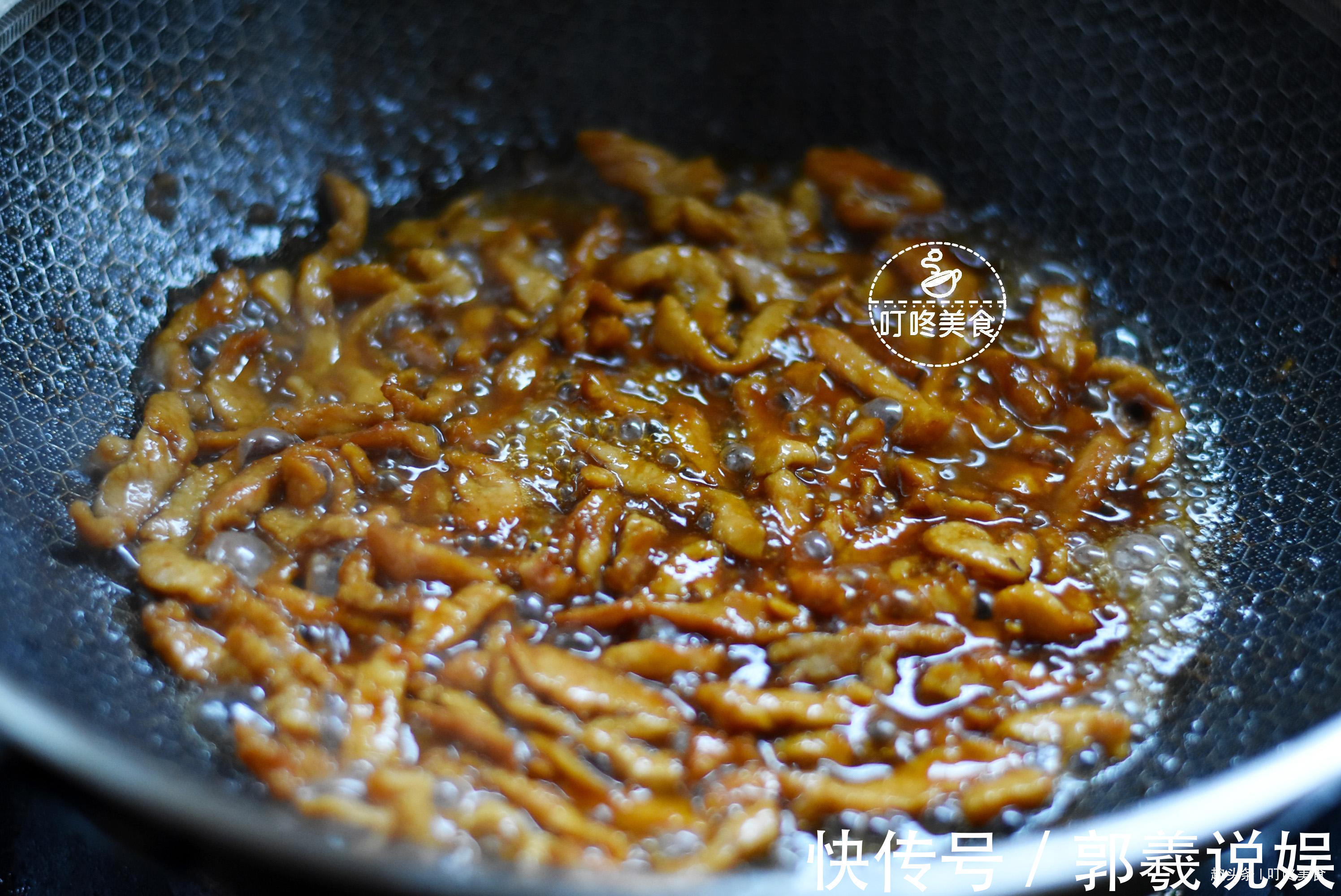 做青椒肉丝,先炒肉就错了!学会这个小窍门,肉丝香嫩青椒更入味