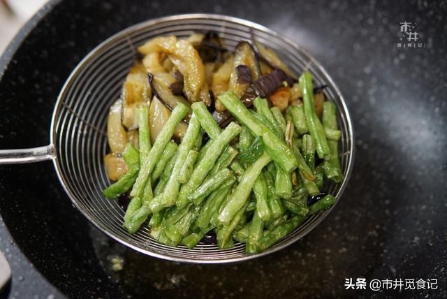 豆角|做茄子烧豆角,多加一步,茄子香软,豆角入味,吃的盘底都不剩