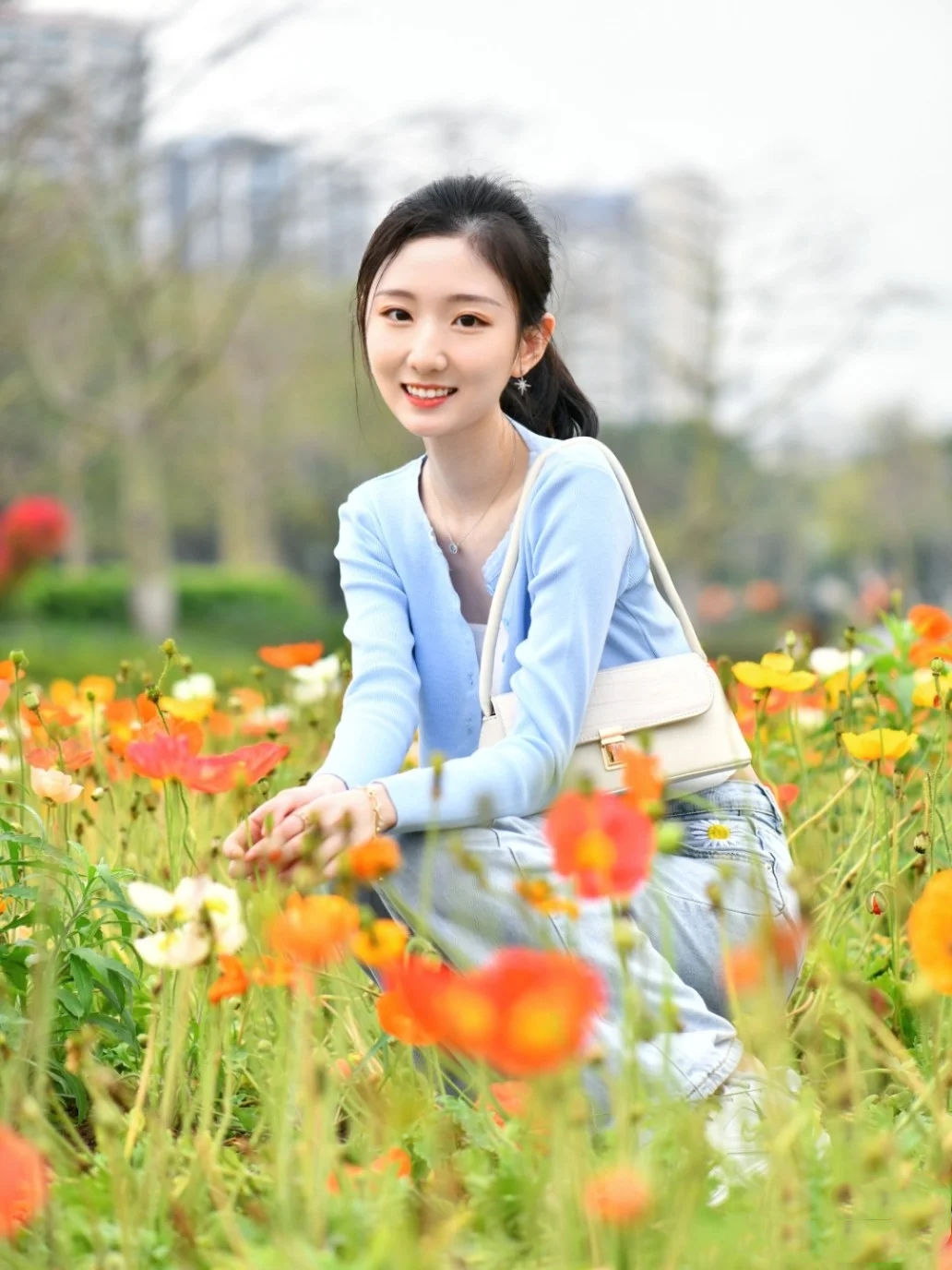 清纯可爱又爱笑的小姐姐，针织衫搭配牛仔裤，尽显少女气息十足