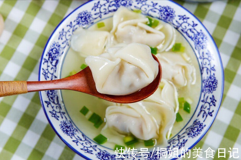 馄饨要想好吃,肉馅是关键,要想肉馅鲜嫩多汁,切记多放2味料