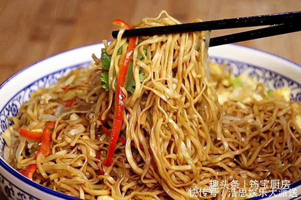 天热吃啥都没胃口,来试试这碗炒面,好吃不粘连,真解馋