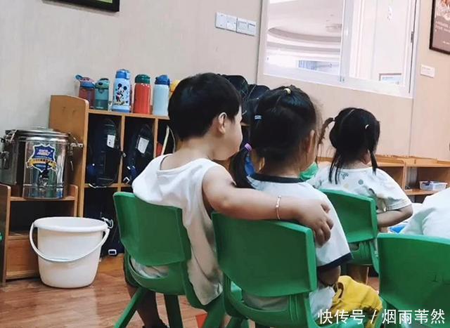 萌翻|熊孩子偷偷与女同桌“勾肩搭背”,被老师发现后羞涩模样萌翻网友