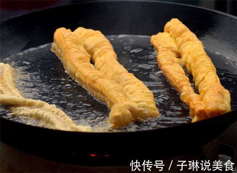 自己在家就能做油条，香酥脆软，两根不够吃！