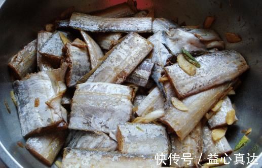 炸带鱼时,用面粉好还是淀粉好?厨师教我正确做法,带鱼酥脆美味