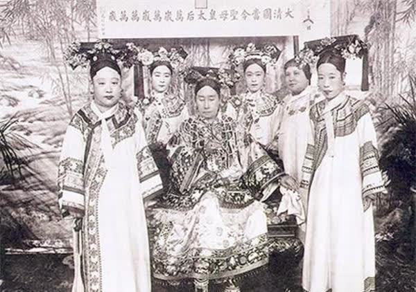 阿哥 2012年,一汽车修理工以清朝“阿哥”自居,上相亲节目找“福晋”