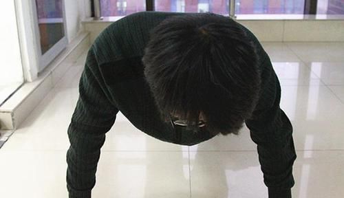 做俯卧撑|为什么医生都推荐男人做俯卧撑一分钟完成多少，才能算强壮