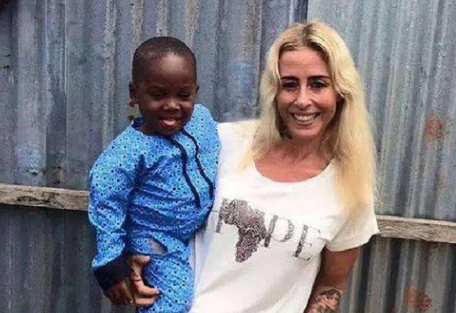 非洲|还记得6年前,在路边讨水喝的非洲小男孩吗?被收养后现状如何?