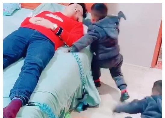 宝宝|“贪睡奶爸”带娃反被娃“揍”火了,被发现后三小只东逃西窜