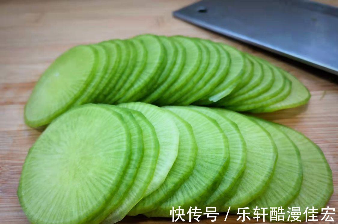 天冷了,这汤我家两天煮一次,清爽不油腻,暖和又顺气,便宜好喝