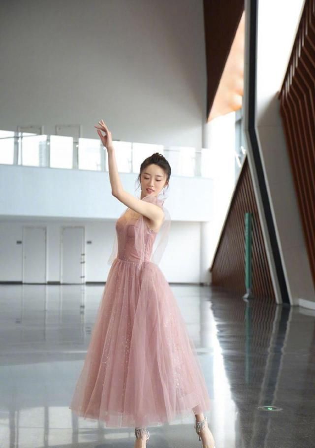 优雅|张月演绎芭蕾舞精灵,身穿一袭粉色纱裙优雅动人