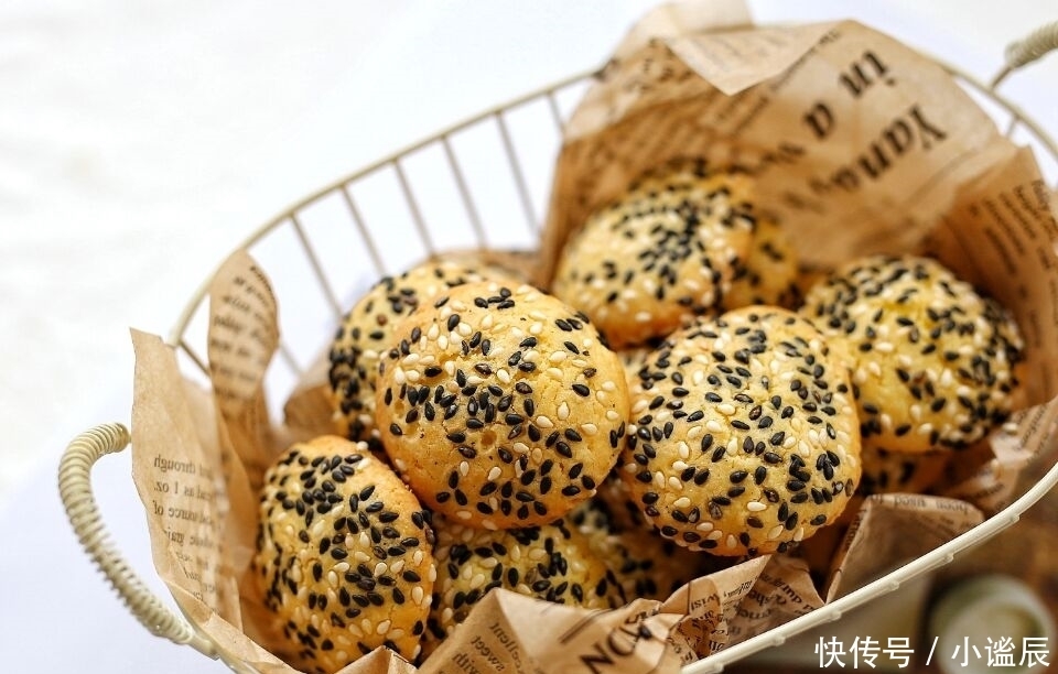 鸡蛋别再炒着吃了,做成小零食,酥香可口,孩子一口气能吃10个